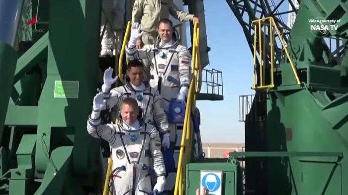 俄美宇航员同乘俄罗斯联盟号飞船进入国际空间站