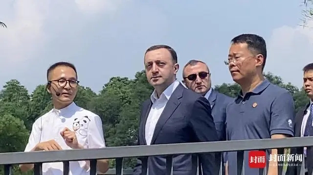 格鲁吉亚总理加里巴什维利参加成都大运会开幕式