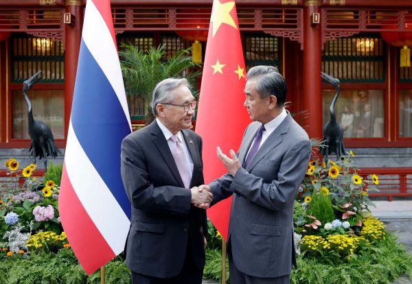 王毅同泰国副总理兼外长敦会谈