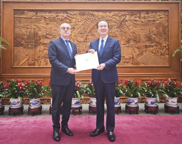洪磊接受格鲁吉亚新任驻华大使递交国书副本