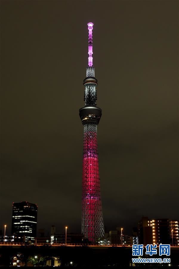 东京晴空塔点亮灯光纪念联合国成立75周年