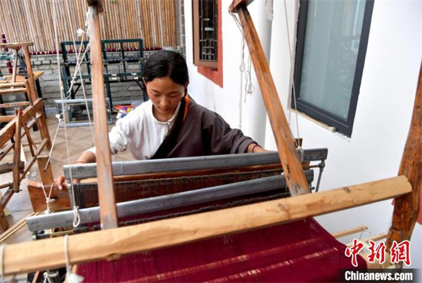 四川阿坝：“80后”藏族青年回乡创业 “织”出美好新生活